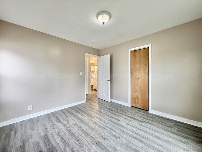 Building Photo - Newly Updated 2 Bed Ranch with Private Backyard