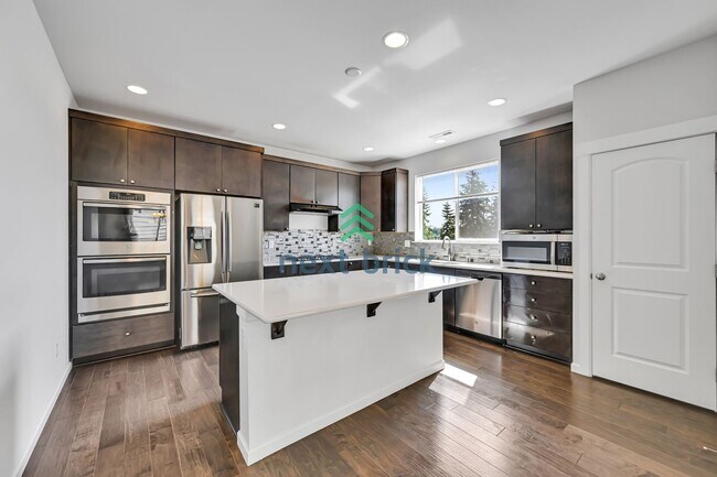 Building Photo - Spacious 5 bedrooms and 3 bathrooms Cul-de...