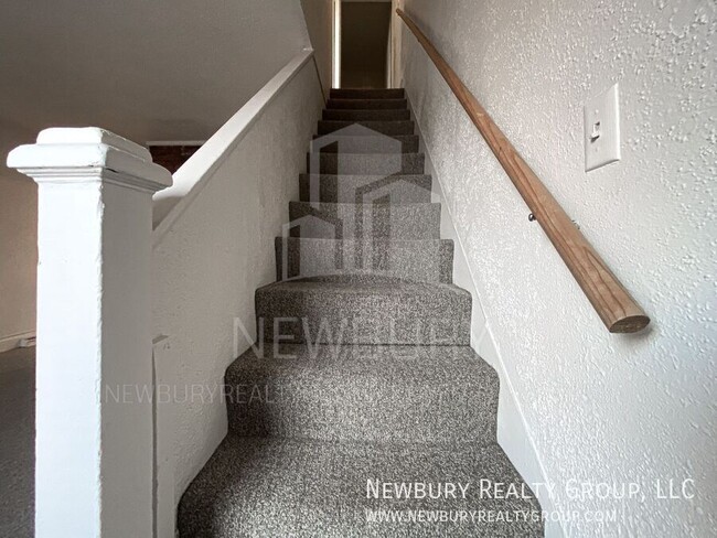 Building Photo - 33 Hickory St