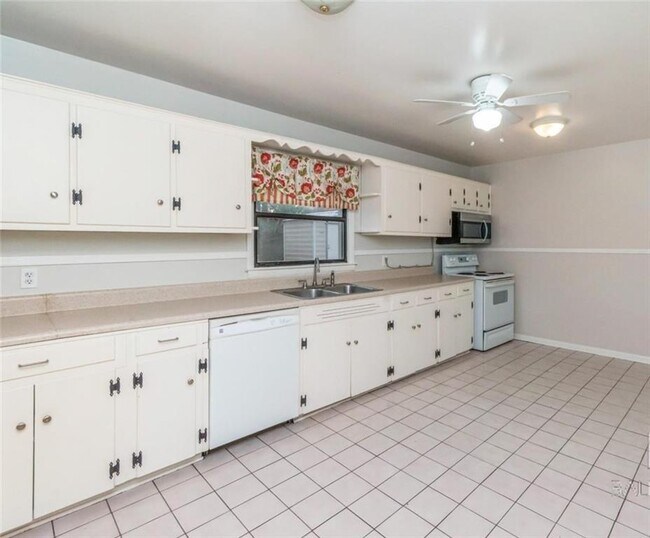 Building Photo - 2655 N Harbor Dr