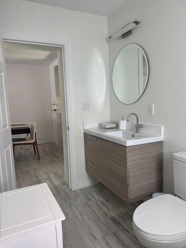 Building Photo - 2 bedroom in Hollywood FL 33020