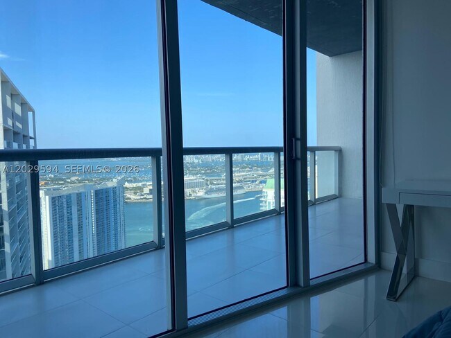 Building Photo - 495 Brickell Ave