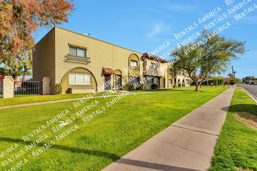 Building Photo - 2964 E Clarendon Ave