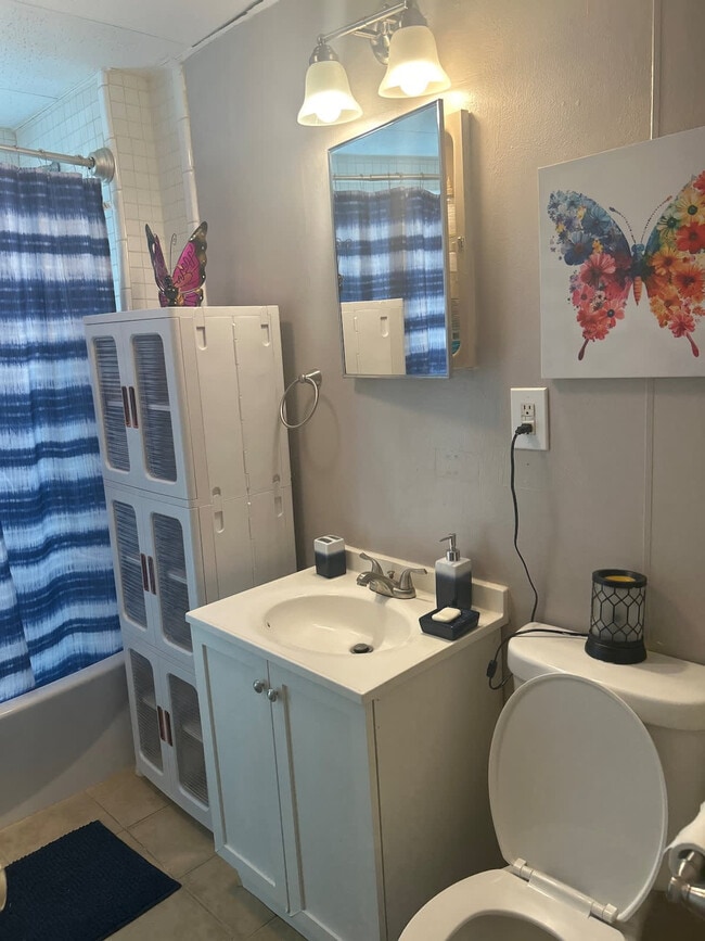 Building Photo - 160 Stafford Ave