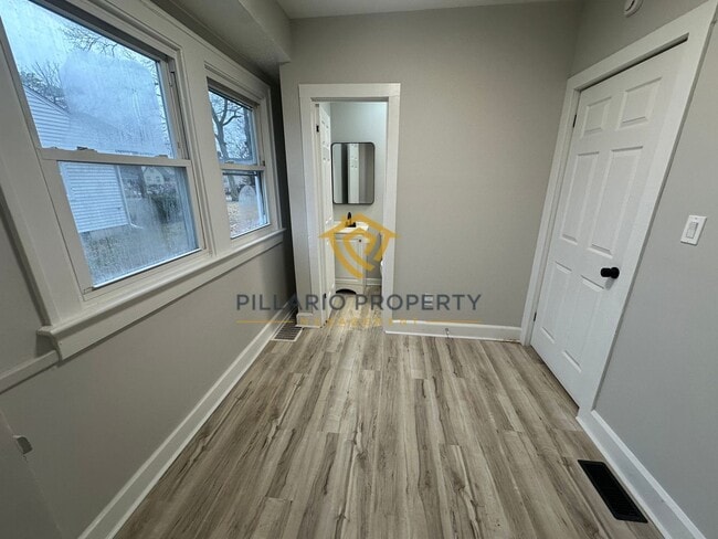 Building Photo - Welcome home to this beautiful 2 bedroom, 2 full bath in Forest Manor, just minutes from the Fair...