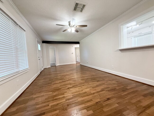 Building Photo - Adorable 3/1/1 Home on Giant Lot in Lake J...