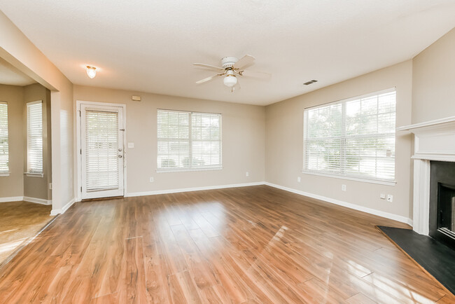 Building Photo - 6741 Lake Erie Ln
