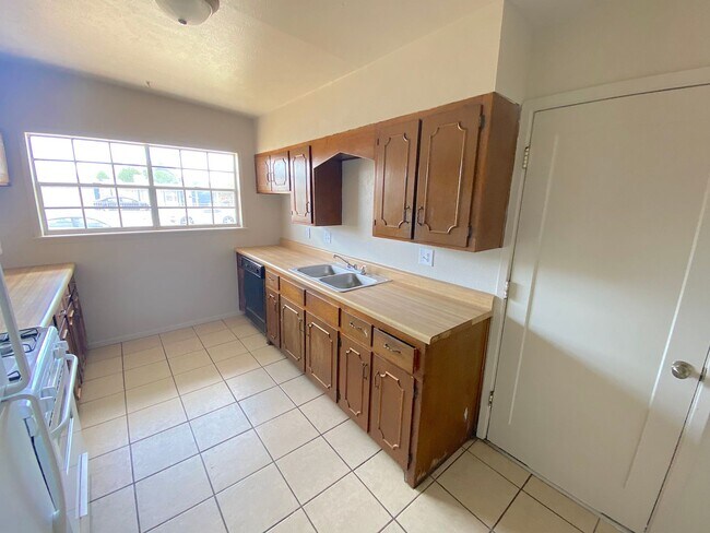 Building Photo - Northeast El Paso 4bed/2bath