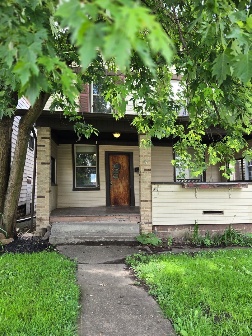 Building Photo - 1815 Victoria Ave