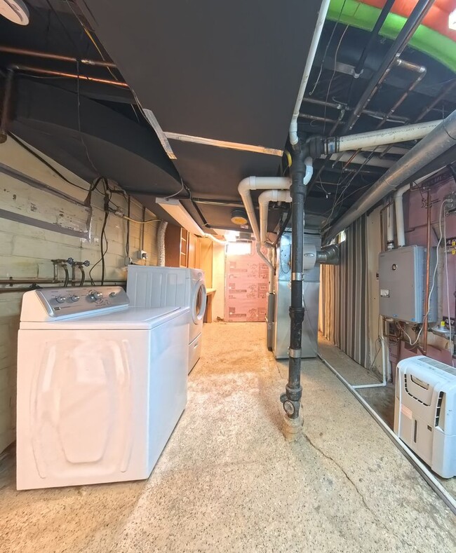 Building Photo - 3 Bedroom 3 Bathroom Home in Des Moines