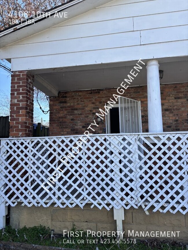 Building Photo - 1Bed/1Bath Duplex In East Lake!!