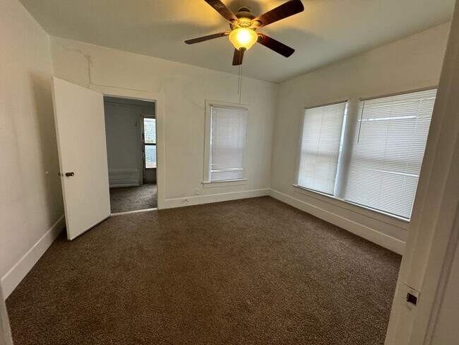 Building Photo - 2 Bedroom Rental with garage in NW Ardmore