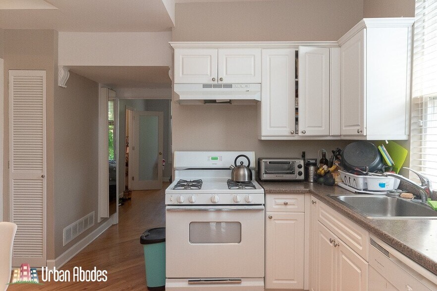 Building Photo - 3144 N Oakley Ave