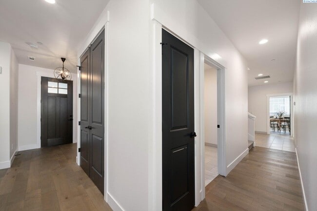 Building Photo - Generational suite w/separate entrance!