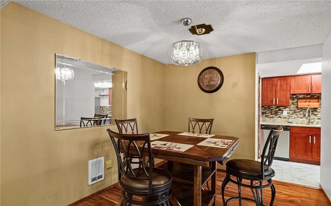 Building Photo - Oakbrook Country Club Condominium (2bedroom)! Apply Today