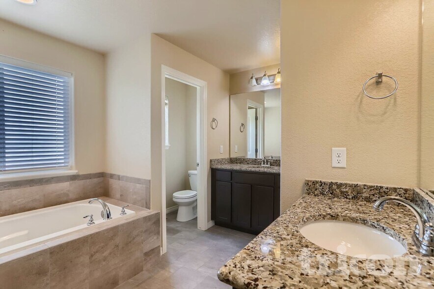 Building Photo - 688 Arches Ct