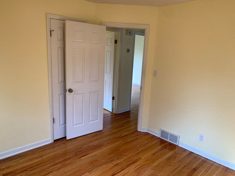 Building Photo - 624 NE 39th Terrace