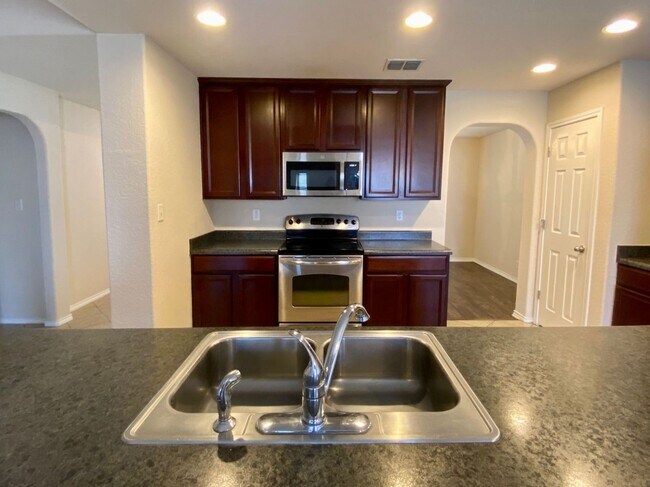 Building Photo - Gorgeous 4 bed/2.5 bath home in a great lo...