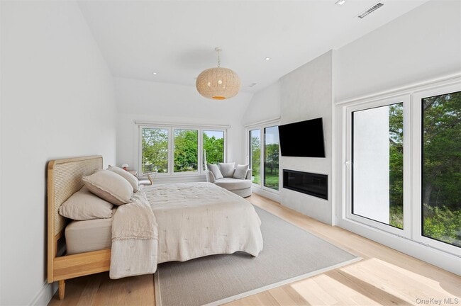 Building Photo - 28 Canoe Place Rd