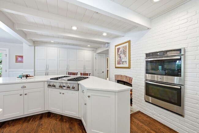 Building Photo - 2721 Wilshire Dr S