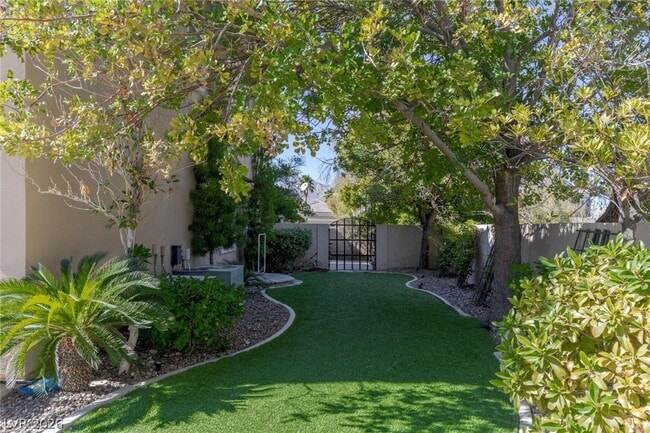 Building Photo - 724 Pinnacle Heights
