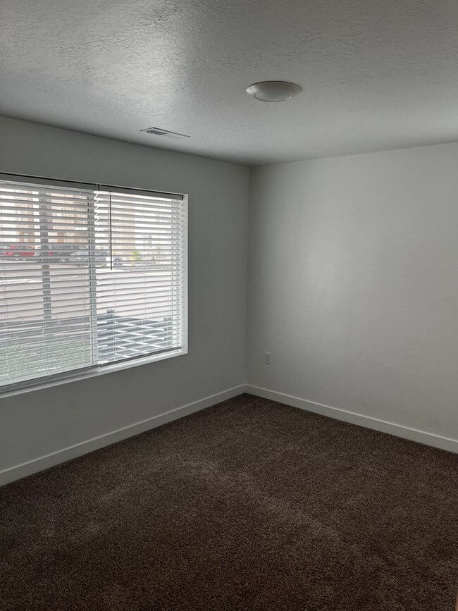 Building Photo - Beautiful Row End Townhouse