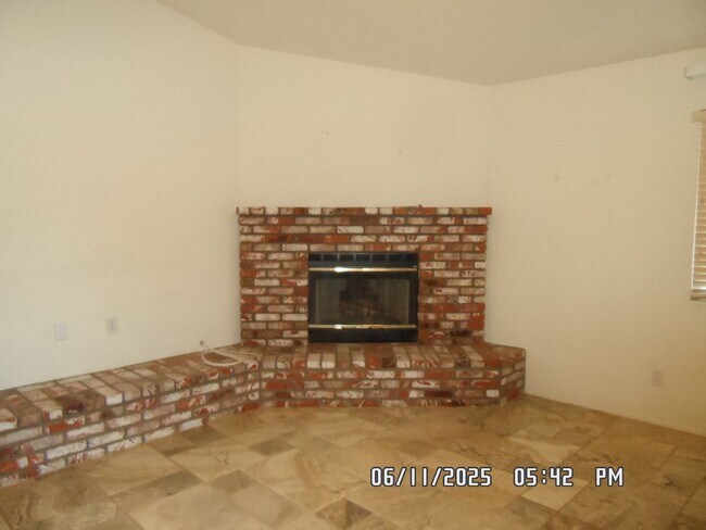Building Photo - 3 Bedrooms, Den, 2 Bathrooms, 3 Car Garage...