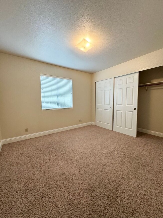 Building Photo - 4 Bedroom in Candlewood Subdivision