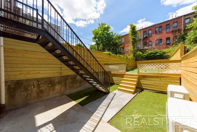 Building Photo - Rare & Spacious 4 Bed 4 Bath Duplex with P...