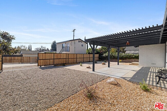 Building Photo - 15836 Chatsworth St