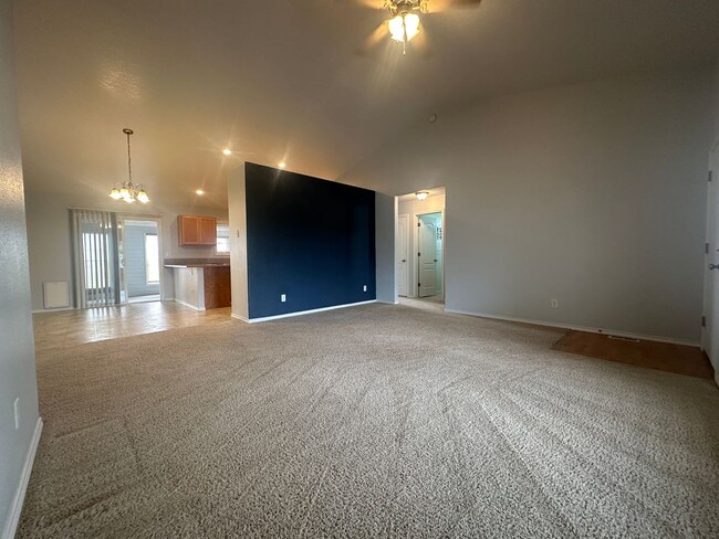Building Photo - Nicely appointed 3bed, 2bath, 1,295sq.ft. ...