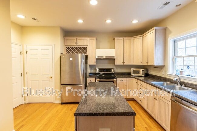 Building Photo - 158 Burnet St