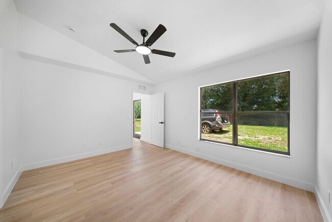 Building Photo - Beautifully updated duplex two bedrooms+ DEN, two bath in Cape Coral