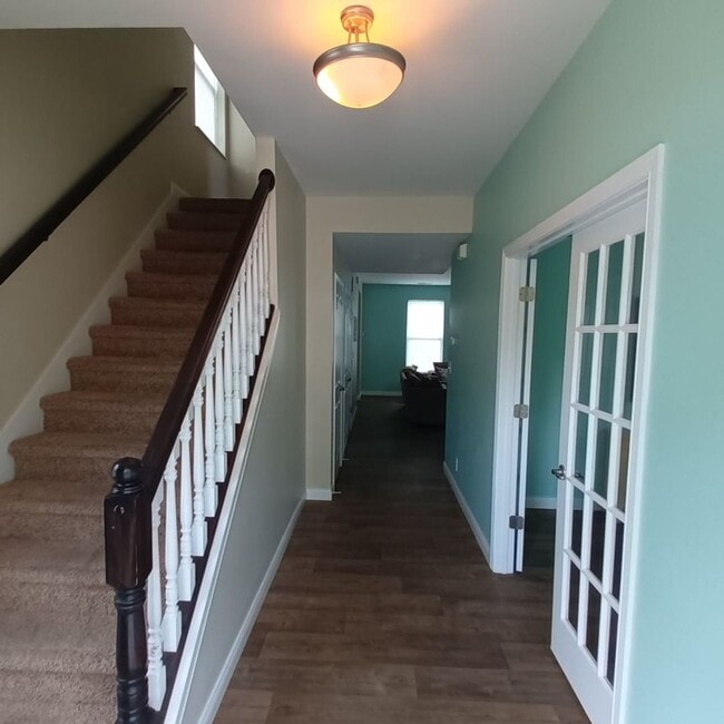 Building Photo - 3 Bd 2.5 Ba