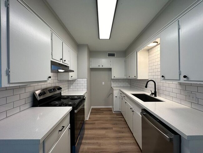 Building Photo - Available Now! 3 Bedroom 2.5 Bath Duplex i...