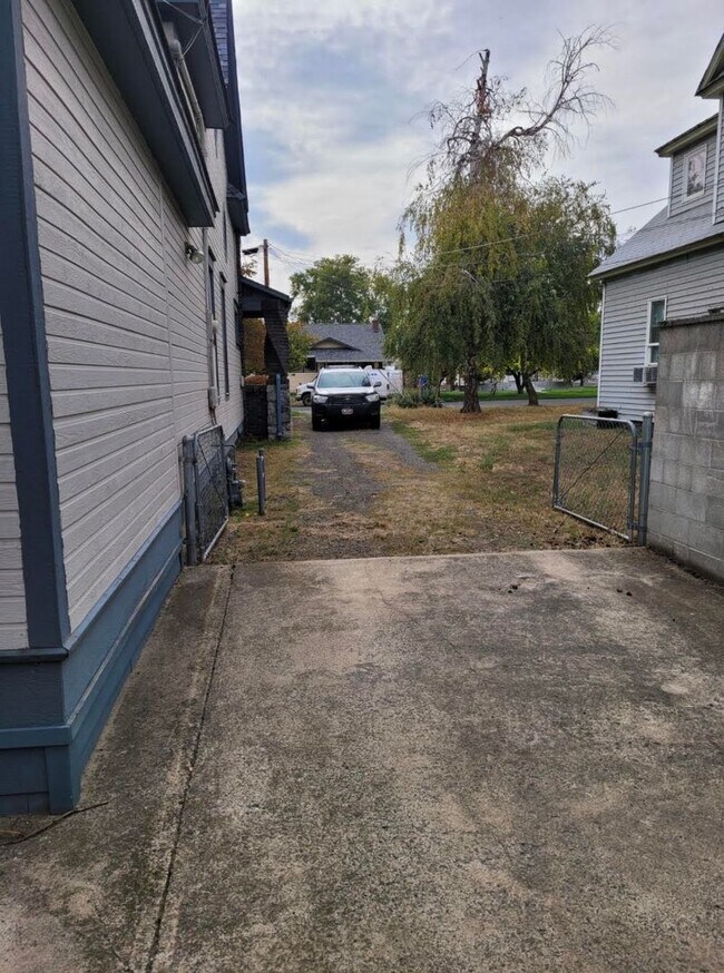 Building Photo - Victorian Charmer – 3 Bed, 1.75 Bath – Uti...