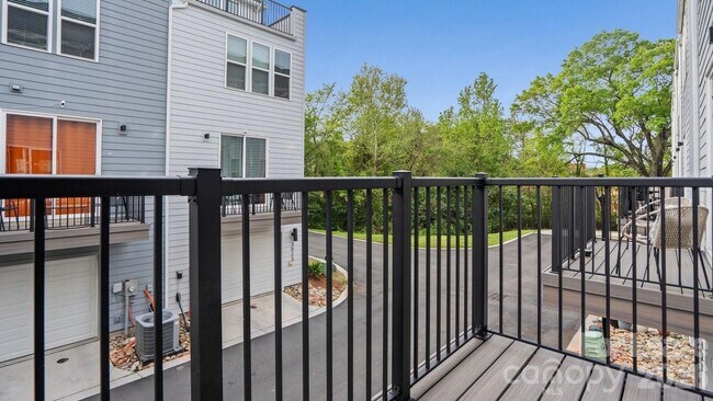 Building Photo - 2025 Clarksdale Dr