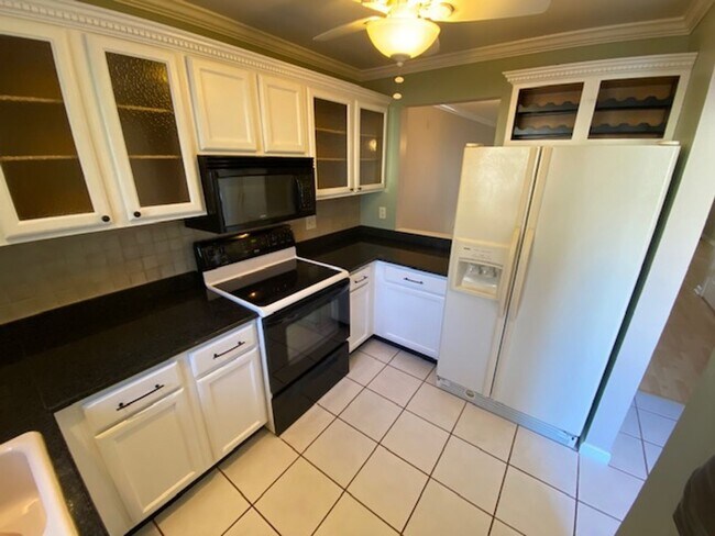 Building Photo - Charming 2-Bedroom Townhome in Glades Community!
