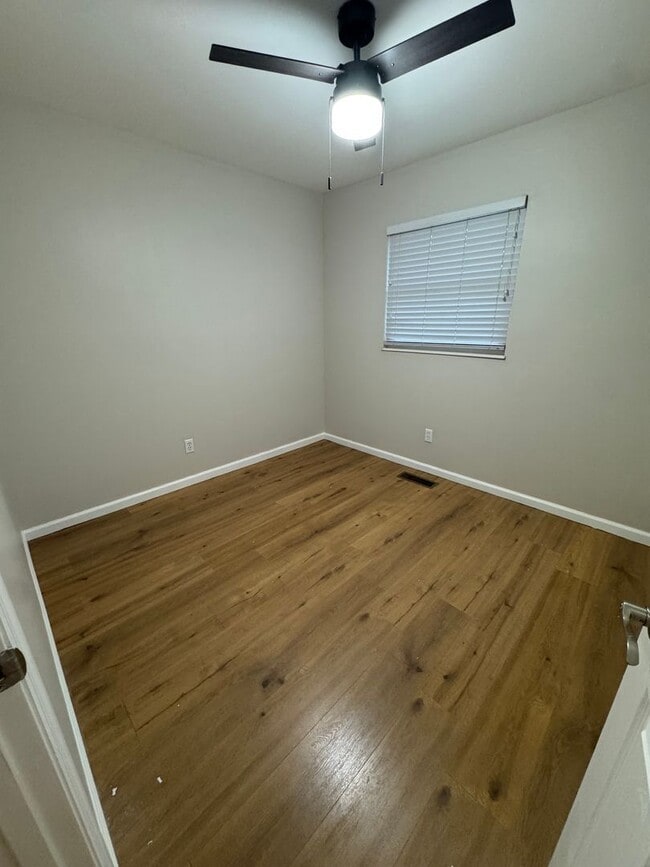 Building Photo - Beautiful 3 Bed 1 Bath For Rent!