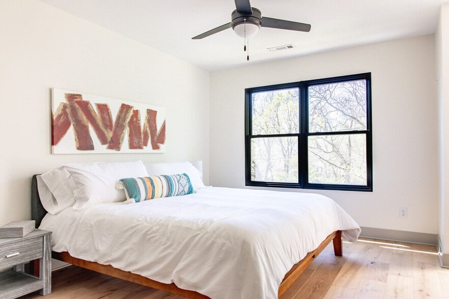 Building Photo - 305 NE B St