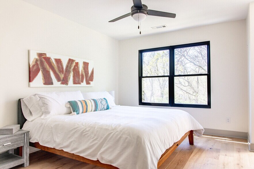 Building Photo - 315 NE Burwood Mews