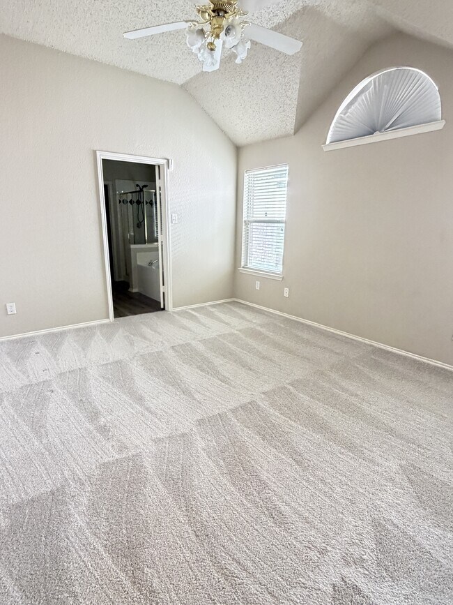 Building Photo - 2040 Camelot Dr