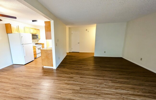 Building Photo - VIEW RIDGE 2 bedroom End Unit Condo in Sec...