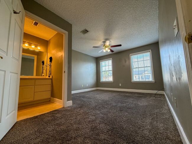 Building Photo - 210 Lantana Ct