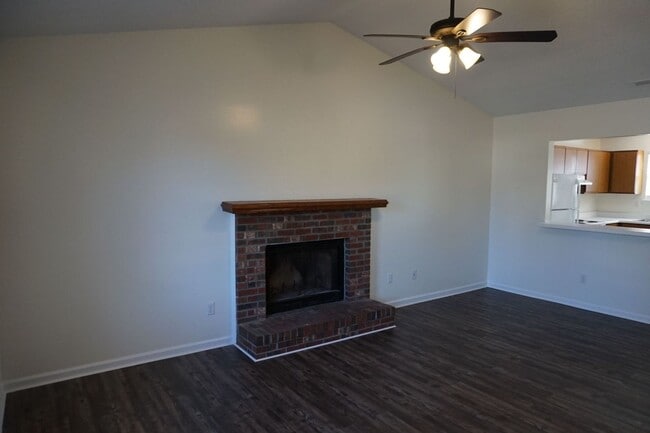 Building Photo - Cozy Two Bedroom 2 Full Bathroom Duplex!