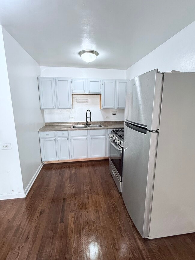 Building Photo - 2409 W Balmoral Ave