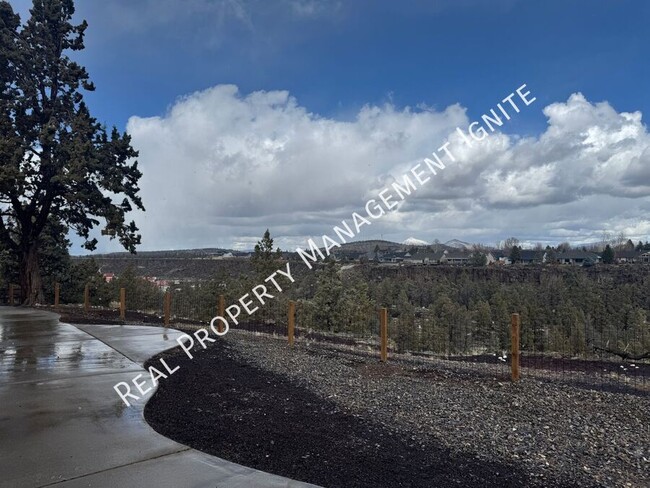 Building Photo - 3 Bedroom Home with Office-Huge Canyon Views