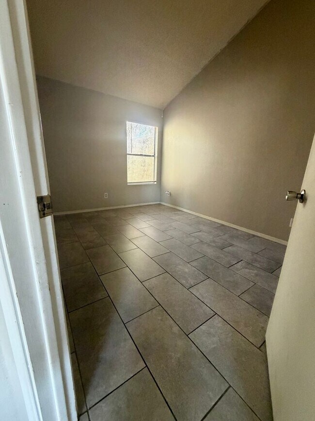 Building Photo - 2 Bedroom 2 bath private enclosed yard for