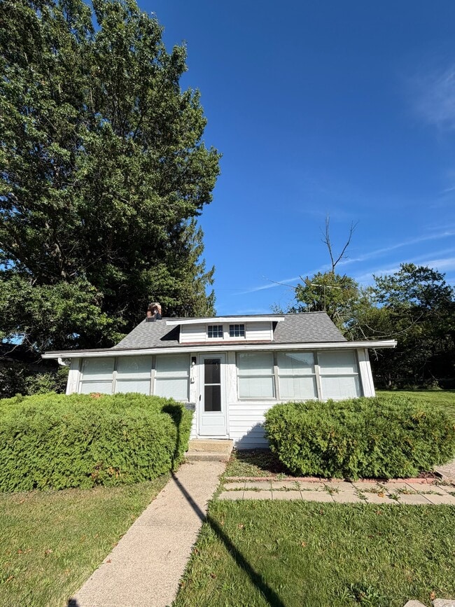 Building Photo - 251 E 238th St