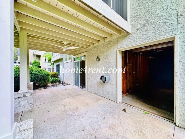 Building Photo - Exceptional 1.5 Story Home in the Prestigious Loch Lloyd Community!